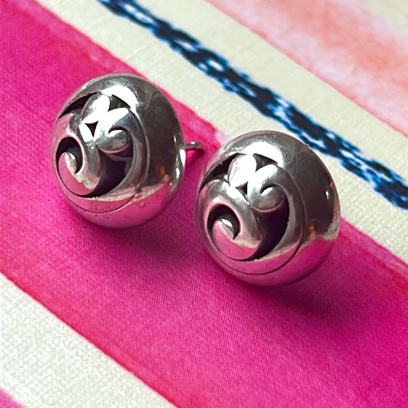 Jewelry - Pair of Silver round Earrings, dome shaped
